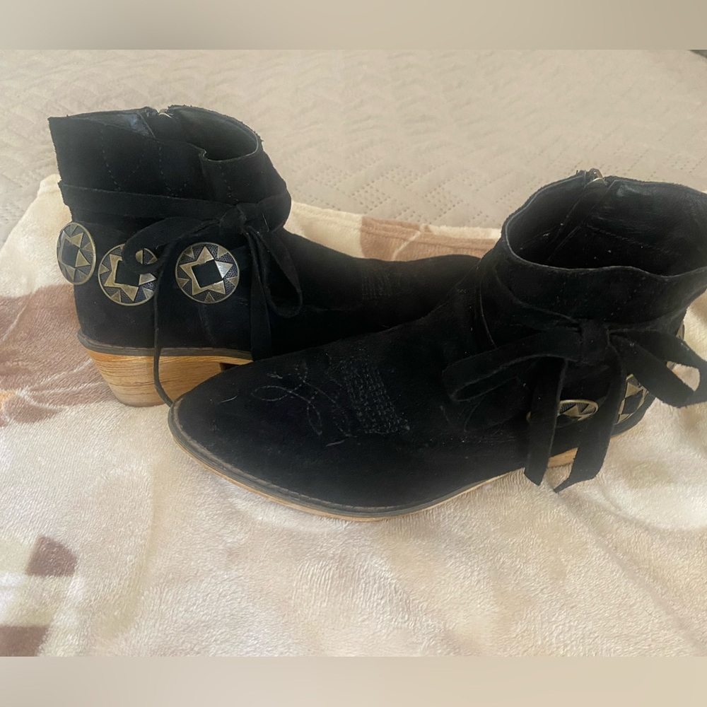 Mi IM Valencia Sueded Leather Ankle Boots Size 6.5 With 3 Brass Stars.